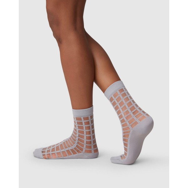 Alicia Grid Socks in Stone di Swedish Stockings