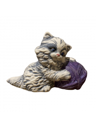 Figurina di gatto kitsch da Auburn Clay Barn